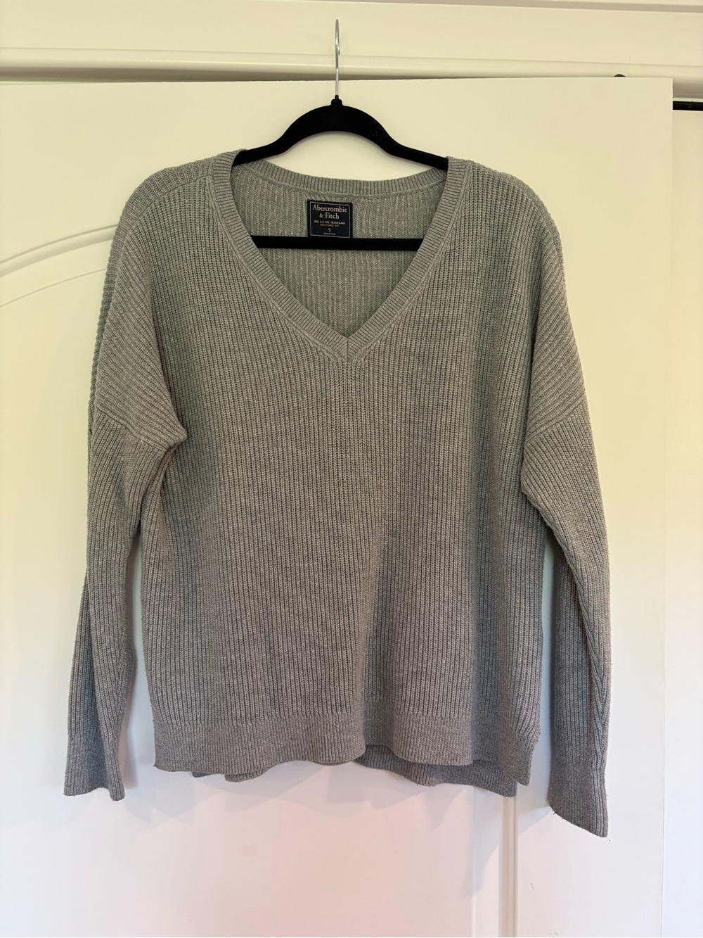 Abercrombie & Fitch Heather Gray V-Neck Ribbed Knit Sweater